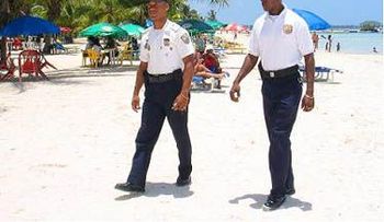 Apresan a 8 hombres vendían excursiones ilegales en Bávaro