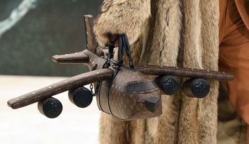 Louis Vuitton lanza un bolso con forma de avión por 39.000 de dólares y la Red estalla