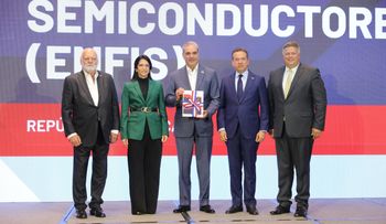 Abinader recibe estrategia para impulsar semiconductores en RD