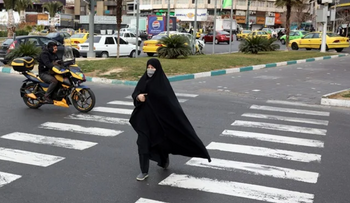 Irán aprueba que mujeres puedan conducir motocicletas