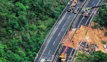 Sube a 48 número muertos tras el colapso de una autopista en el sur de China