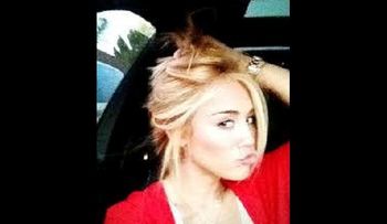 Cantante Miley Cyrus no suelta su móvil