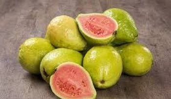 La guayaba aporta seis veces más vitamina C que la naranja. Esto puedes ayudarte en tiempo de coronavirus