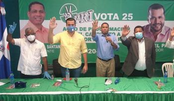 Trajano Santana juramenta a Rafael Paz candidato a senador del PRI en el Distrito Nacional