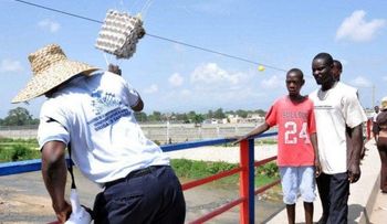 Haitianos cobran RD$200 a criollos por cruzar zona