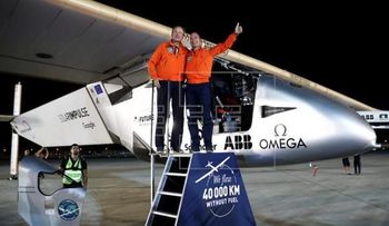 El avión Solar Impulse II logra su pionera hazaña de dar la vuelta al mundo