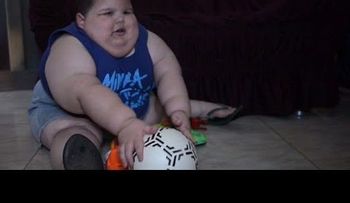 Misael, un niño de 3 años que pesa más de 70 kilos