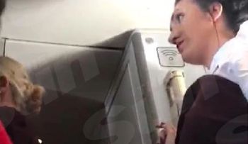 Una línea aérea pone en "lista negra" a una mujer que descubrió teniendo sexo en el baño del avión
