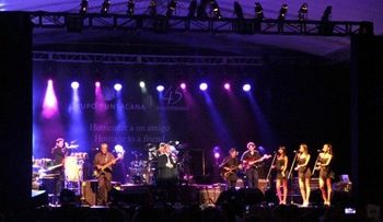 Julio Iglesias emotivo en concierto homenaje a Oscar de la Renta