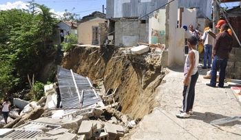 Colapsan dos casas y otras cinco en peligro en Santiago