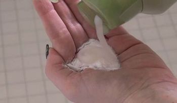 Ella puso un poco de bicarbonato de sodio en su champu. Cuando lavó su cabello? Definitivamente lo haré esta noche