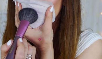 Ella colocó el papel en sus labios y luego aplicó un polvo transparente. El resultado fue DIVINO