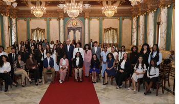 Abinader recibe a estudiantes dominicanos destacados en el exterior
