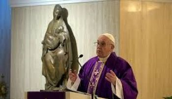 El papa bendice al mundo en soledad por el coronavirus
