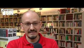 Conmoción en las redes por foto de Maluma sosteniendo un libro