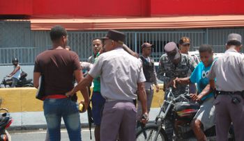 Cámara capta momento en que policías interrumpen el tránsito y detienen tres individuos