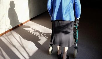 Investigadores quieren descubrir, ¿por qué las mujeres sufren más alzhéimer que los hombres? 
