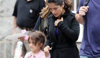 Salma Hayek logra restricción a mujeres que amenazan con secuestrar a su hija