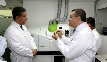 Leonel Fernández visita Laboratorio de Aduanas