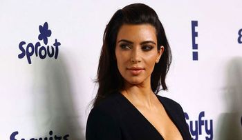 Kim Kardashian y su desnudo total arriba de un árbol