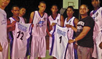Víctor Mateo dona  juego de uniforme a equipo  Los Tiburones de Canoa