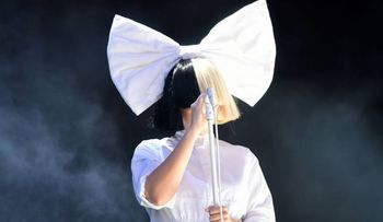 La cantante Sia se dejó ver sin su misteriosa peluca en un viaje a Dubai