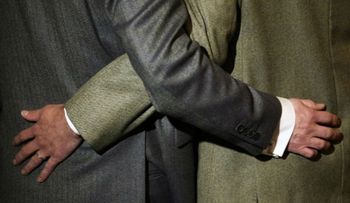 Gobernador de NY planea prohibir "conversión gay" en jóvenes