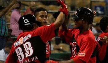 Cuarto lugar Licey y Estrellas se decidirá en el último partido; Gigantes asumen 1er lugar; Toros dañan fiesta de los Tigres