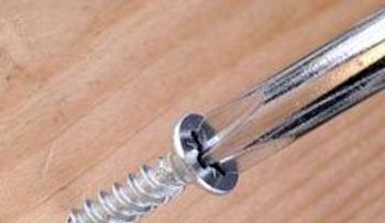 Cómo sacar un tornillo lleno de pintura
