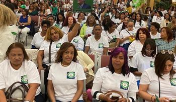 Leonel Fernández juramenta más de 150 mujeres del PRM en Madrid .