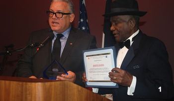 Cónsul dominicano reconoce al merenguero Joseíto Mateo y al chef Jay Rodríguez 