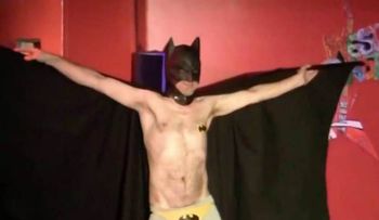 Tenía licencia por enfermedad, pero por las noches se ponía la capa y se hacía llamar Ian Kognito el ninja
