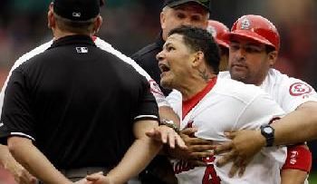 Yadier Molina expulsado tras arrojar su casco protector