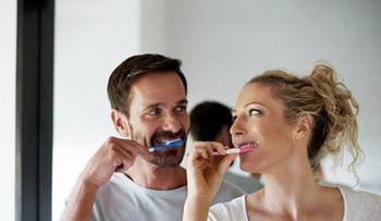 Encuentran materia fecal en el 60 por ciento cepillos de dientes de baños compartidos