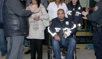 Colegas de policía que mató dominicano de siete balazos lo reciben con aplausos 