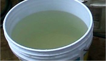 Niño de un año muere al caer en cubeta llena de agua