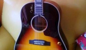 Subastan guitarra de Lennon por 2,4 millones de dólares