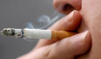 Un hombre con cáncer de garganta, mata a su compañero que lo indujo a fumar