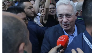 Álvaro Uribe absuelto por soborno