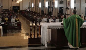 Detienen sacerdote católico de camino a un motel con una niña de 13 años