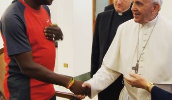 El papa Francisco dice que quien "descarte" a los homosexuales "no tiene un corazón humano"