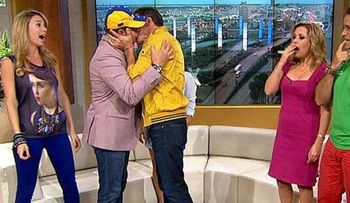 Daniel Sarcos le da un beso en la boca a Carlos Ponce