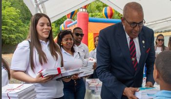 Contraloría entrega 4,200 cuadernos reciclados.