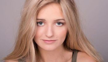 Una modelo italiana de 18 años subasta su virginidad y genera polémica en Europa