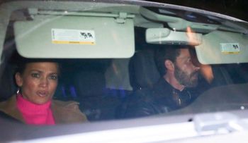 Ben Affleck y a J.Lo abrazados durante una cena romántica