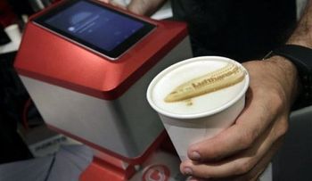 Presentan máquina pinta sobre la espuma del café 
