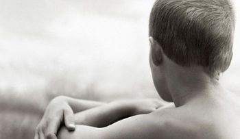 Un adolescente viola a un menor de 13 años por no llevar teléfono móvil  