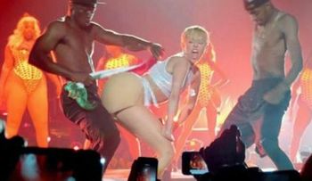 Miley Cyrus se limpia el trasero con la bandera mexicana.