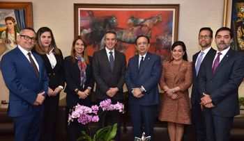 Gobernador Valdez Albizu recibe presidente regional de VISA Internacional