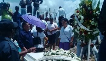 El dolor y llanto "invaden" familiares de Anneris Peña Pérez, tras ser sepultado sus restos; fue degollada en joyería